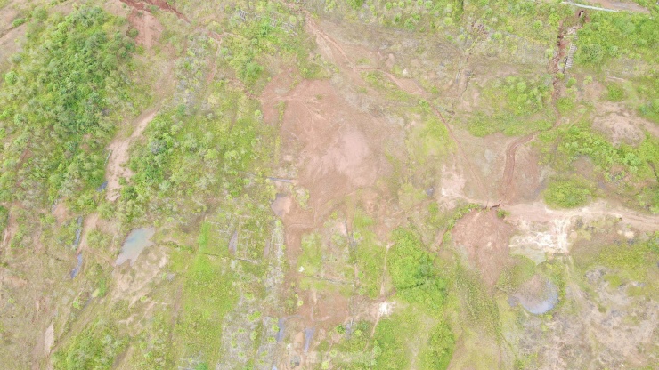 Nhiều vị trí xây dựng bờ kè bị hư hỏng nghiêm trọng.