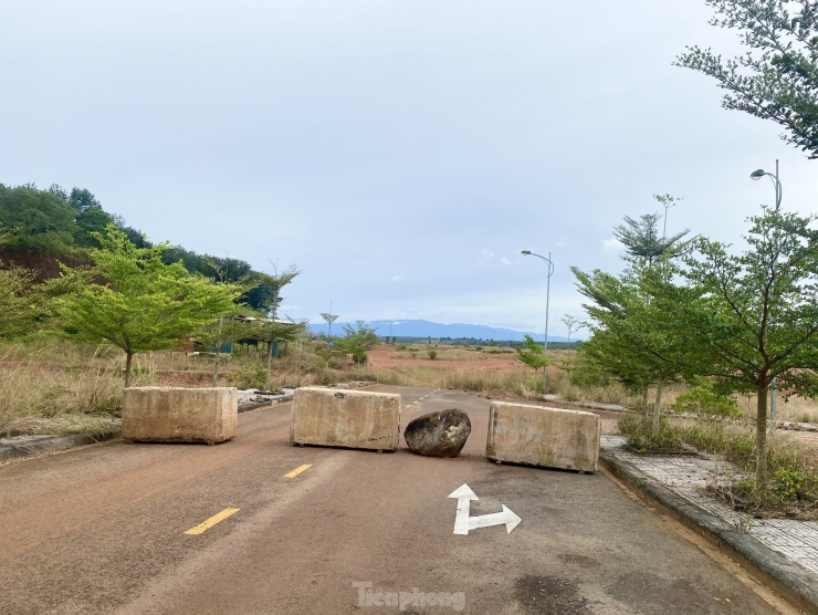 Đường vào điểm sạt lở được chặn đá sơ sài, không có biển cảnh báo.