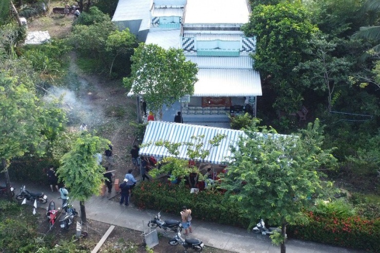 Chính quyền địa phương và người dân đã hỗ trợ gia đình lo hậu sự cho các nạn nhân trong vụ thảm án đau lòng. Ảnh: CTV