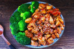 Thịt gà sốt tiêu ăn kèm bông cải xanh, món ngon hao cơm ngày lạnh