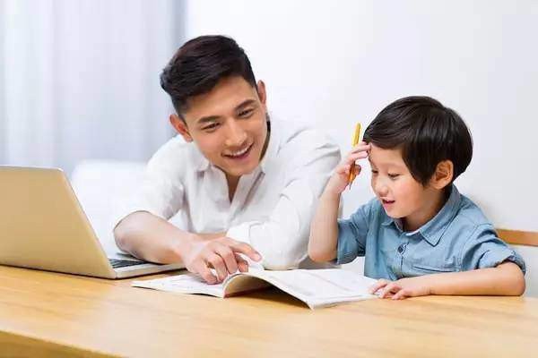 Đi công tác 3 tháng mới về, bố choáng váng khi đọc bài văn tả của con "tối nào em cũng ôm bố mẹ ngủ" - 2