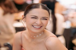 Làm đẹp - Người đàn bà U40 này dù tròn trịa hay "thắt đáy lưng ong" vẫn khiến người ta xiêu lòng