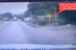 Tin tức trong ngày - Clip: Xe đầu kéo rơ moóc "đập sập" xe tải vì tài xế lái xe chạy ẩu