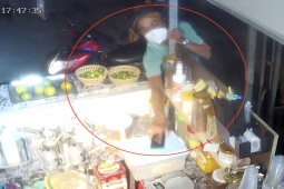 An ninh - Xã hội - Clip: Hỏi mua nước cam, tài xế "tiện tay" trộm điện thoại, chủ quán không hay biết