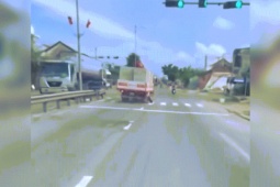 Xe máy - Xe đạp - Clip: Ô tô rơi lốp "hạ gục" xe máy ở đường ngược chiều