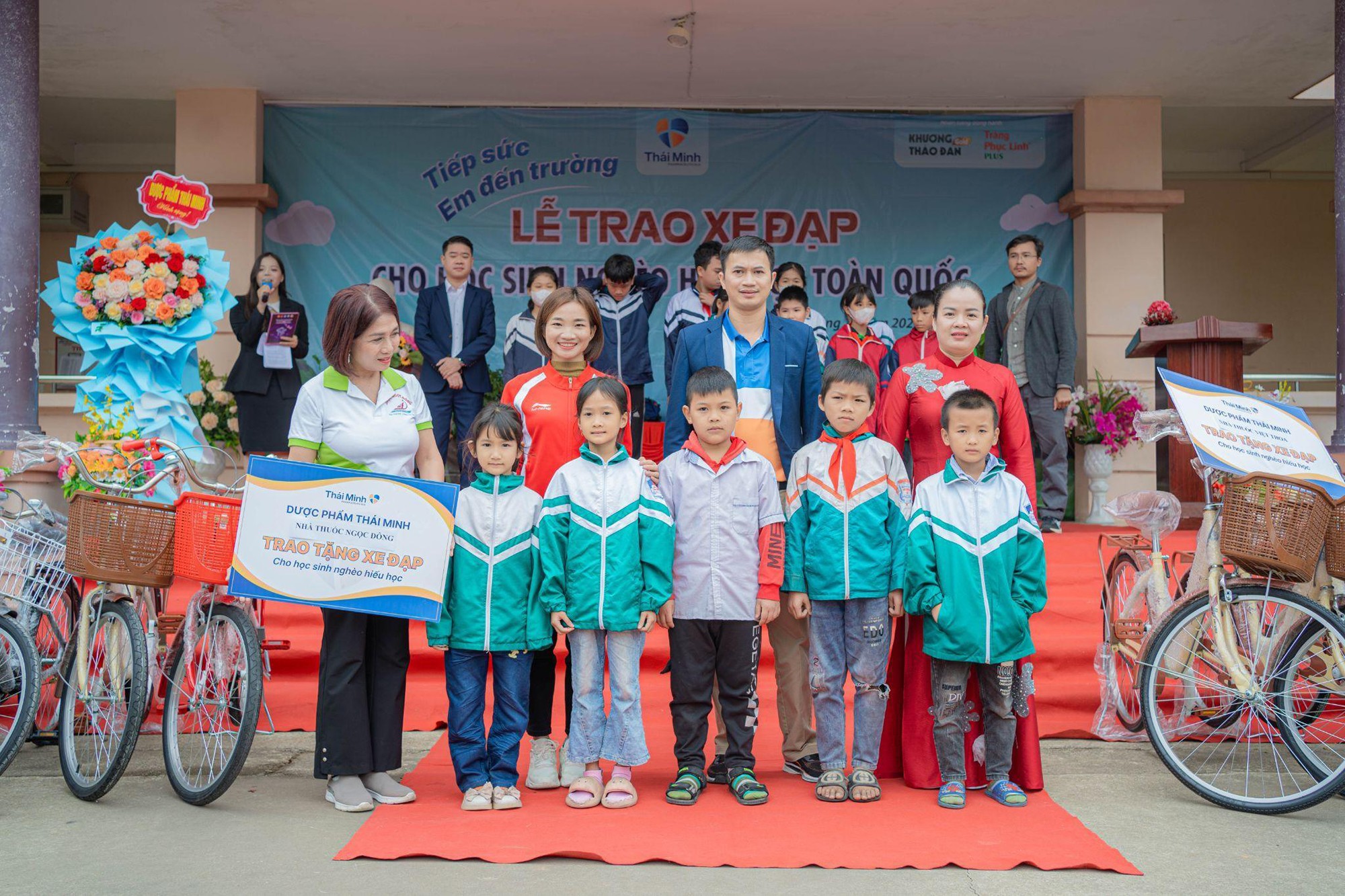 Vận động viên điền kinh Nguyễn Thị Oanh trao xe đạp cho các em học sinh tại quê nhà Bắc Giang