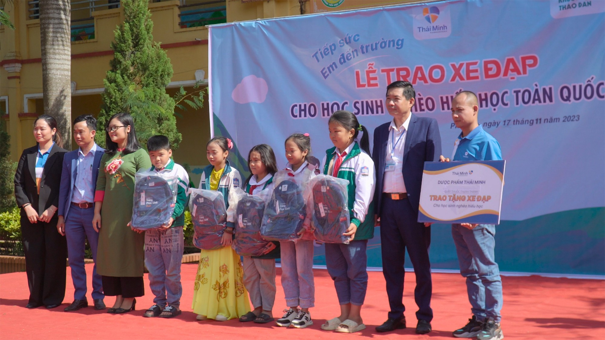 Cô giáo toàn cầu Hà Ánh Phượng (thứ 3 từ trái sang) đồng hành cùng Dược phẩm Thái Minh trao xe đạp cho các em học sinh tại quê hương Phú Thọ