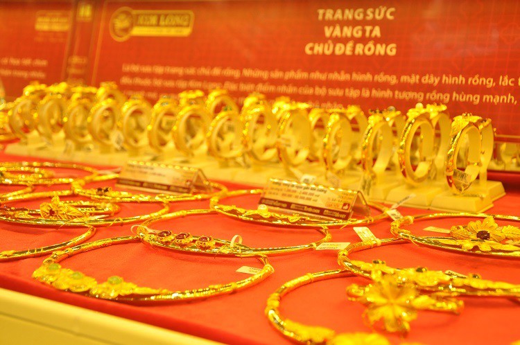 Chỉ trong thời gian ngắn, giá vàng tăng lên mức kỷ lục khiến cả người vay và người cho vay đứng ngồi không yên.