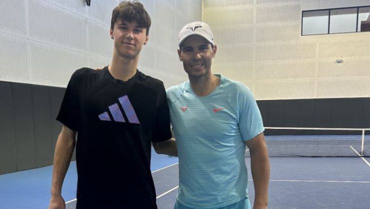 Rafael Nadal (phải) tập luyện cùng tay vợt trẻ Gabriel Debru