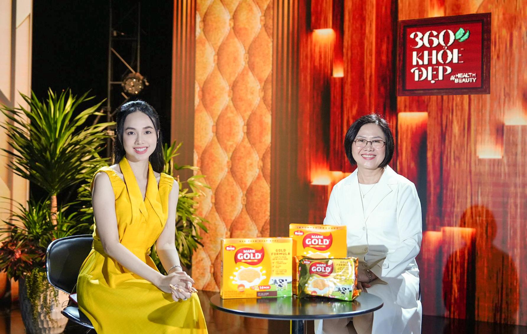 Tiến sĩ - Bác sĩ Phạm Diệp Thùy Dương (bên phải) cùng diễn viên Đinh Ngọc Diệp trong talkshow 360 độ khoẻ đẹp về chủ đề Bí kíp nuôi dạy con vui, khỏe – dinh dưỡng.
