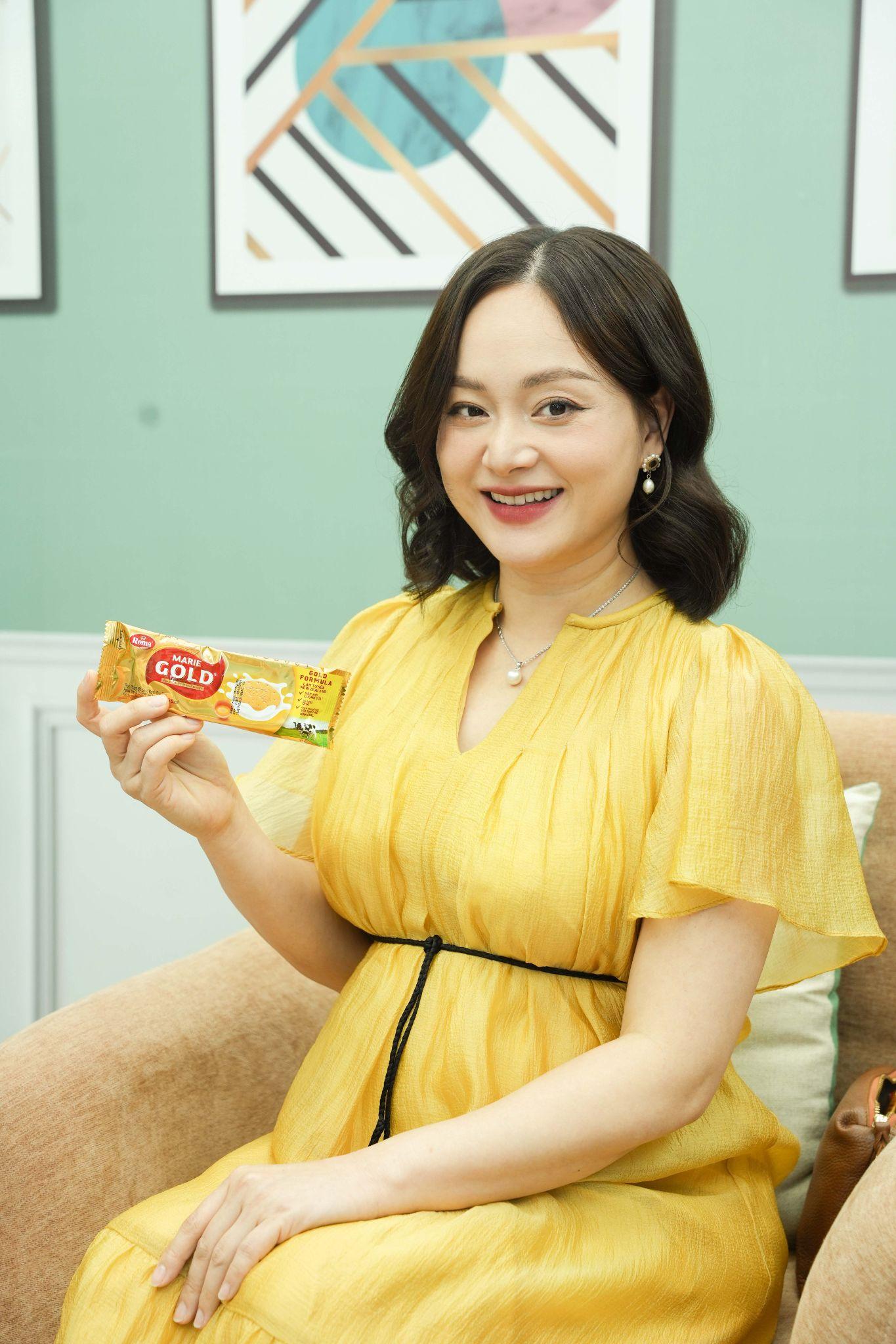Bánh quy sữa Roma Marie Gold được diễn viên Lan Phương tin dùng bởi sự thơm sữa, thiết kế nhỏ gọn tiện lợi cho con mang theo mọi lúc mọi nơi
