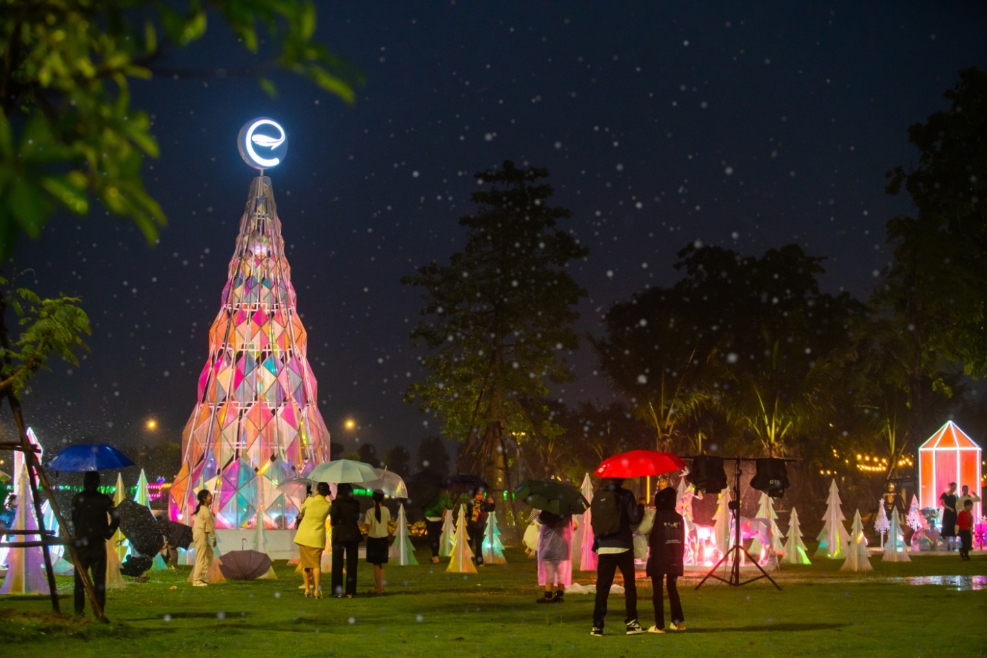 Khu rừng pha lê bên hồ thiên nga lần đầu tiên xuất hiện tại thành phố Vinh, tỉnh Nghệ An