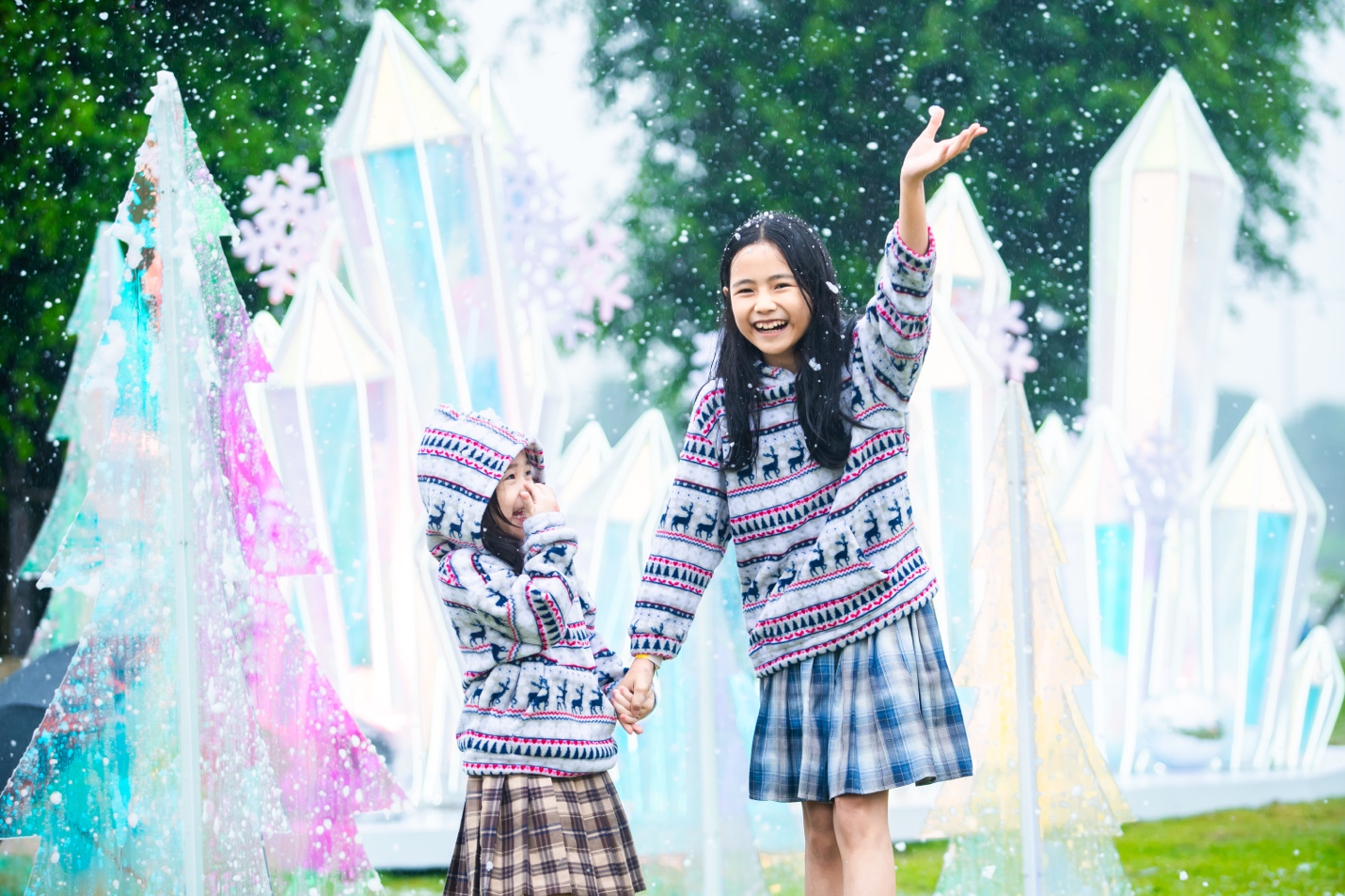 Hai chị em hào hứng tận hưởng không khí Noel với sự xuất hiện của tuyết rơi.