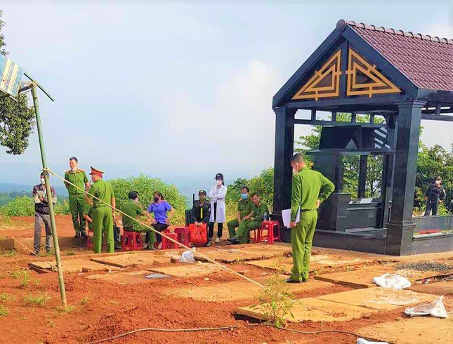 Cơ quan chức năng khai quật mộ ông T.