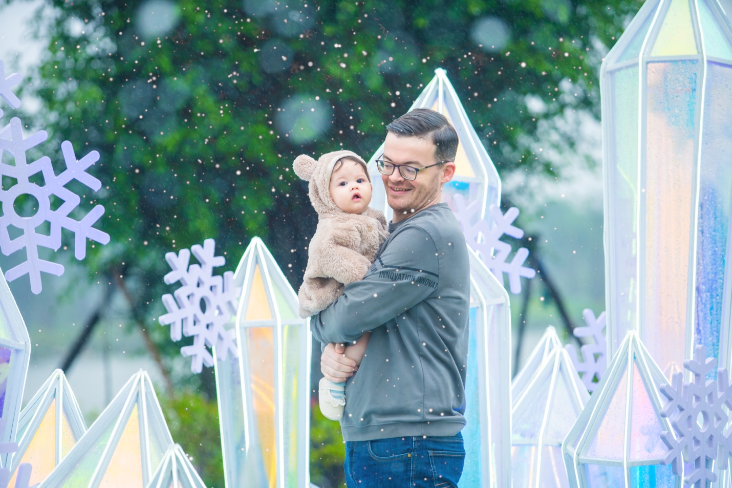 Em bé 6 tháng tuổi được bố đưa đi check in khu rừng pha lê bên hồ thiên nga