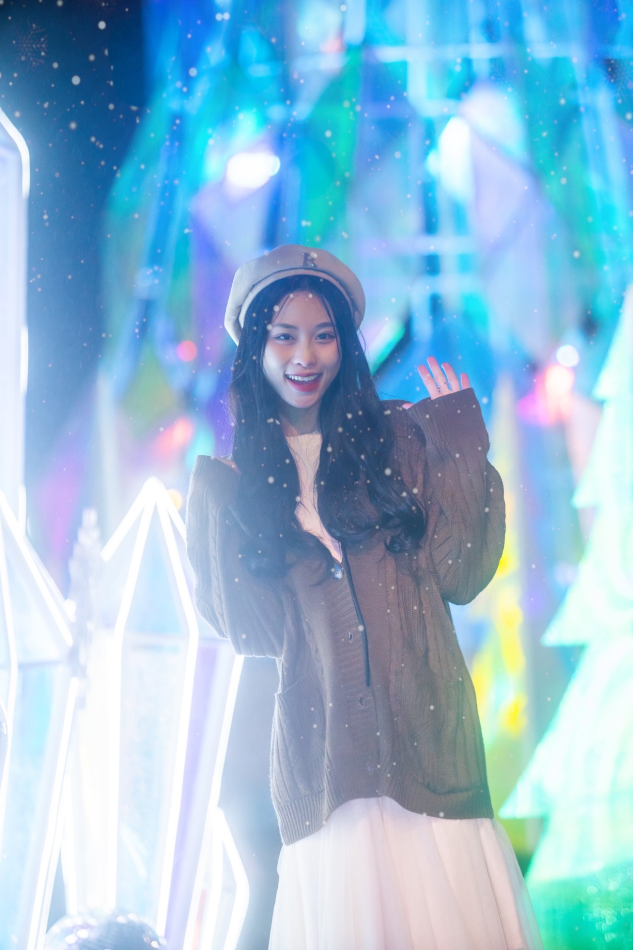 Bạn trẻ hào hứng check in khu rừng pha lê độc đáo