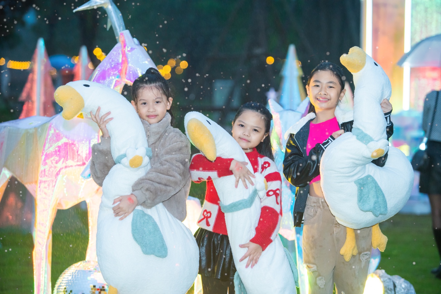 Gấu bông Thiên Nga mà các em nhỏ nhận được sau buổi check in với những tấm hình xinh xắn