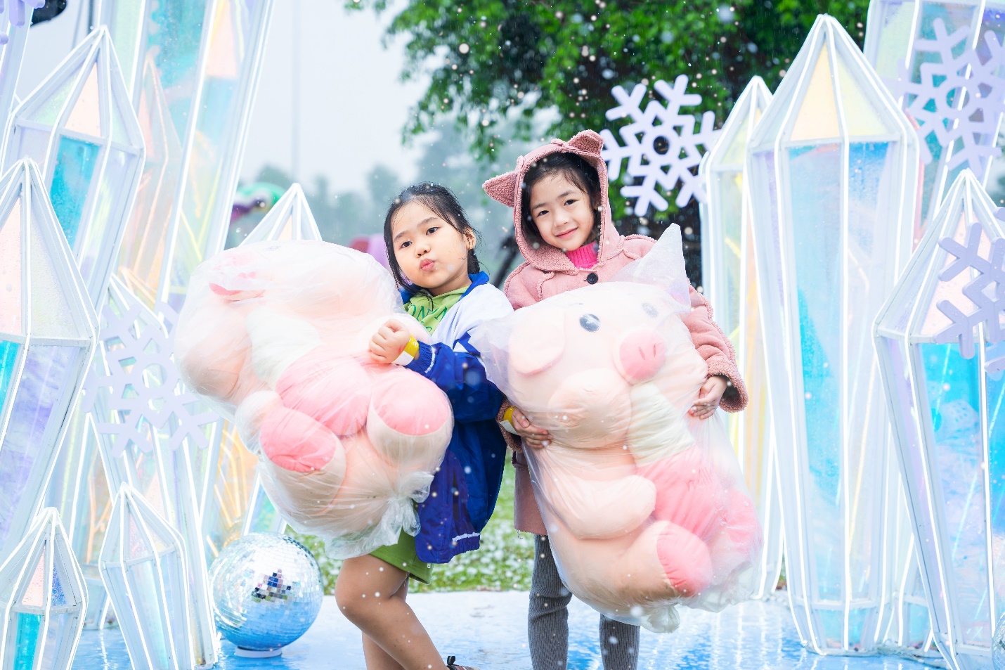 Nhiều món quà gấu bông ngộ nghĩnh, khổng lồ là thành quả mà các em nhận được sau khi check in khu rừng pha lê