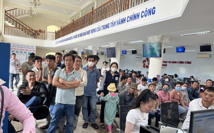Mấy ngày qua lượng người rất đông bất ngờ đến Trung tâm hành chính công đổi giấy phép lái xe môtô A1 trong khi giấy phép này có giá trị sử dụng không thời hạn. Ảnh: PP