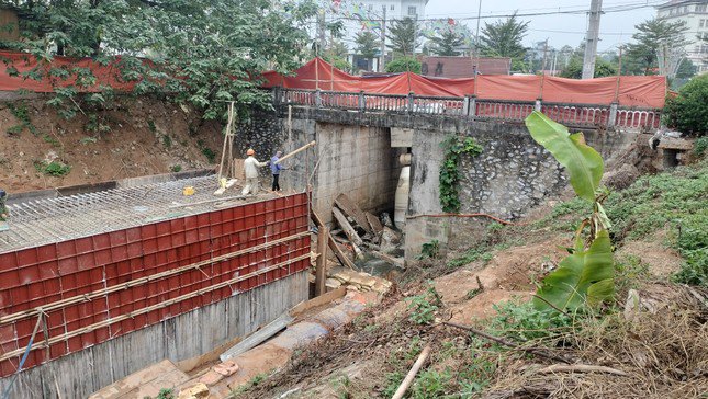 Khu vực cầu có chiều cao khoảng gần 10m, rộng gần 4m
