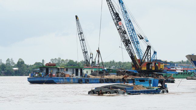 Khai thác cát trên địa bàn tỉnh An Giang: Ảnh: Hòa Hội