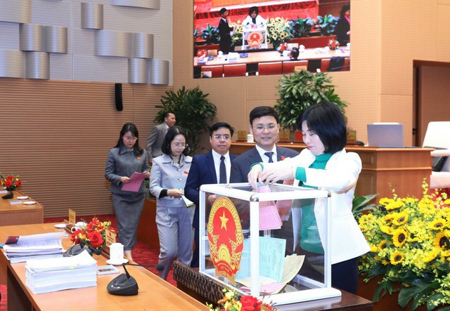 Các đại biểu HĐND TP Hà Nội bỏ phiếu tín nhiệm