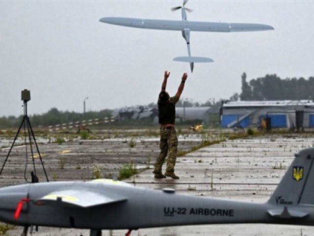 Ukraine triển khai hơn 40 UAV tập kích mục tiêu Nga