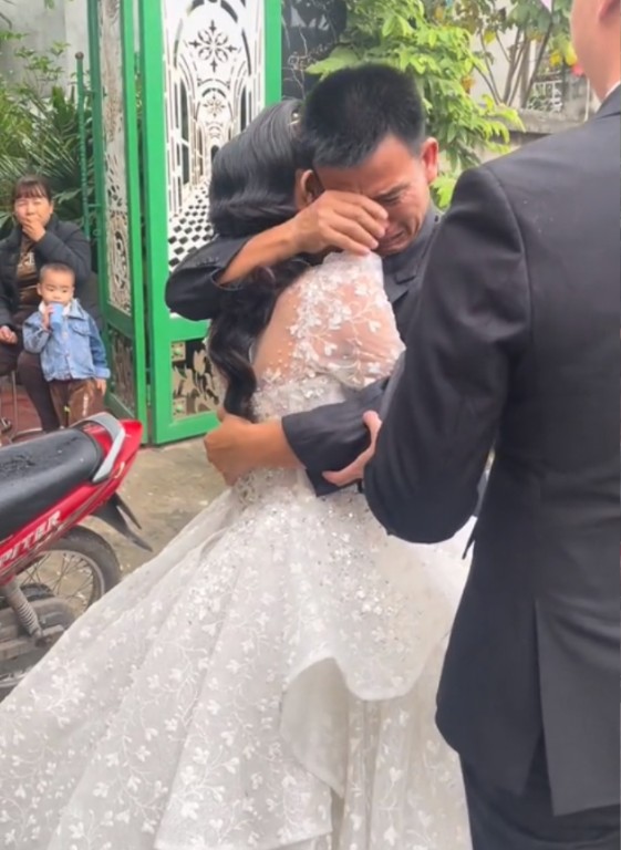 Khoảnh khắc cha khóc nghẹn khi tiễn con về nhà chồng khiến nhiều người xúc động. Ảnh: Saostar 