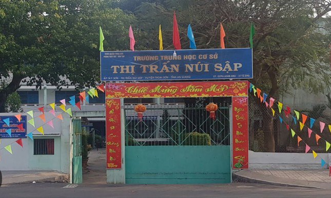 Trường THCS thị trấn Núi Sập (Thoại Sơn) - nơi xảy ra vụ việc 15 em học sinh nhập viện sau khi ăn kẹo không rõ nguồn gốc.