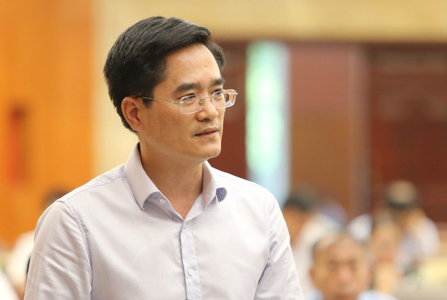 Giám đốc Sở GTVT TPHCM Trần Quang Lâm giải trình một số nội dung đại biểu quan tâm. Ảnh: Ngô Tùng