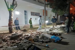 Tin tức trong ngày - Sập tường bao trường học đang tu sửa, 4 người thương vong