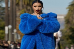 Thời trang - Nữ rapper Cardi B bất ngờ làm người mẫu catwalk cho Balenciaga