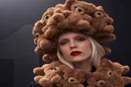 Thời trang - Phong cách sang trọng của Moschino Thu 2024