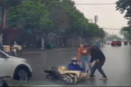 Tin tức trong ngày - Clip: Nữ tài xế lái ô tô húc văng xe máy Lead, người phụ nữ gặp nạn