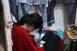 Thị trường - Tiêu dùng - Chợ cuối năm ế ẩm, tiểu thương ngồi lướt điện thoại, tám chuyện, nhổ tóc bạc cho nhau