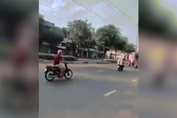 Xe máy - Xe đạp - Clip: Xe máy mất lái drift đâm vào các xe đang dừng đèn đỏ
