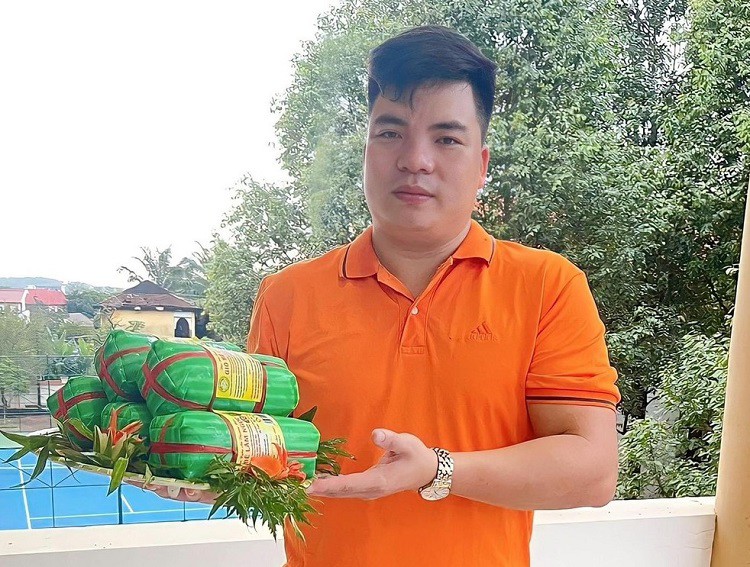 Từ công việc đúng chuyên ngành với thu nhập trên 1 triệu đồng/ngày, anh Lâm về quê làm giò bê.