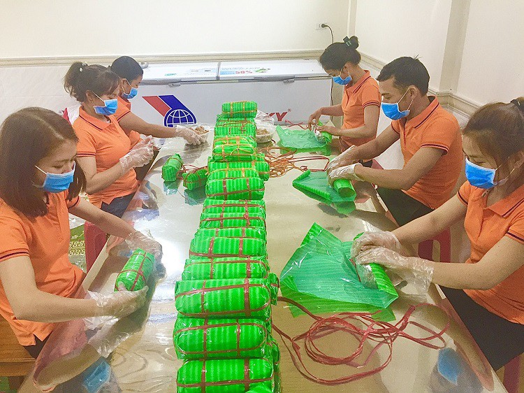 Xưởng làm giò bê nhà anh Lâm tạo công ăn việc làm thường xuyên cho 13 lao động tại địa phương.
