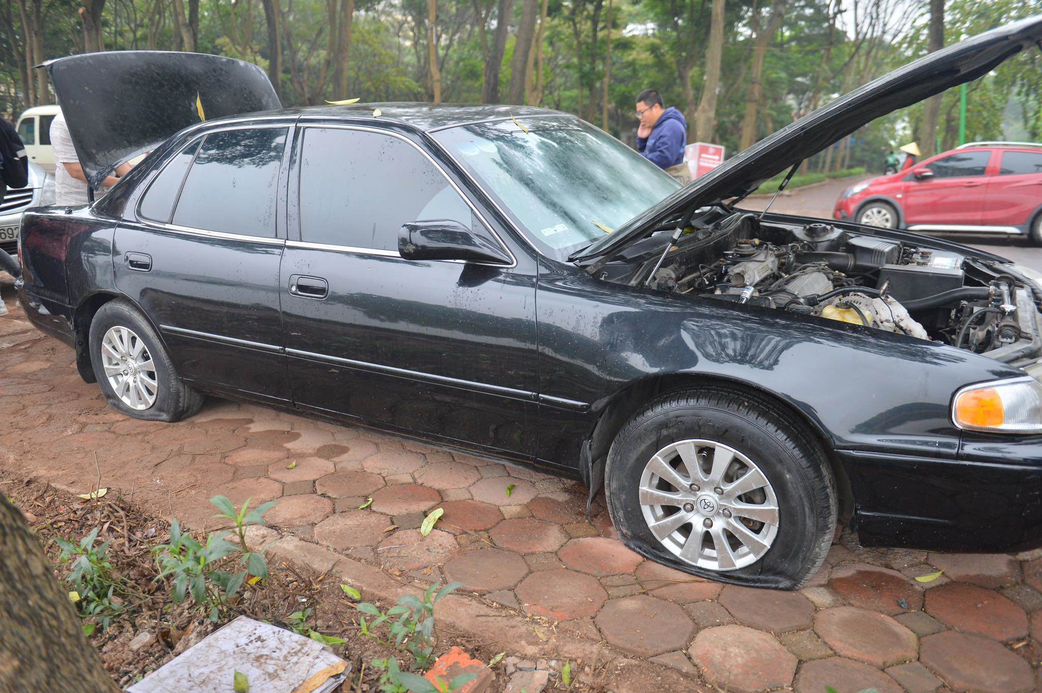 Những xe ô tô bị chọc thủng lốp.