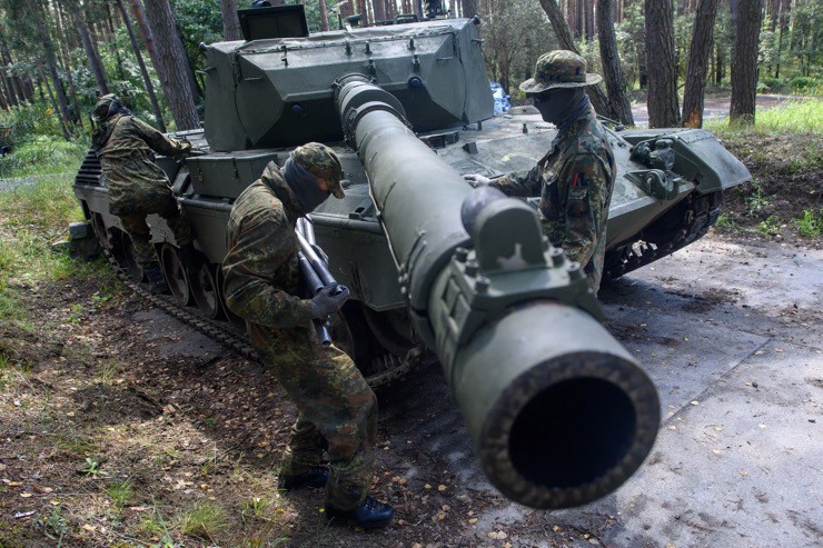 Kíp lái Ukraine làm quen với xe tăng Leopard 1A5 tại một địa điểm huấn luyện ở Đức vào tháng 8/2023.