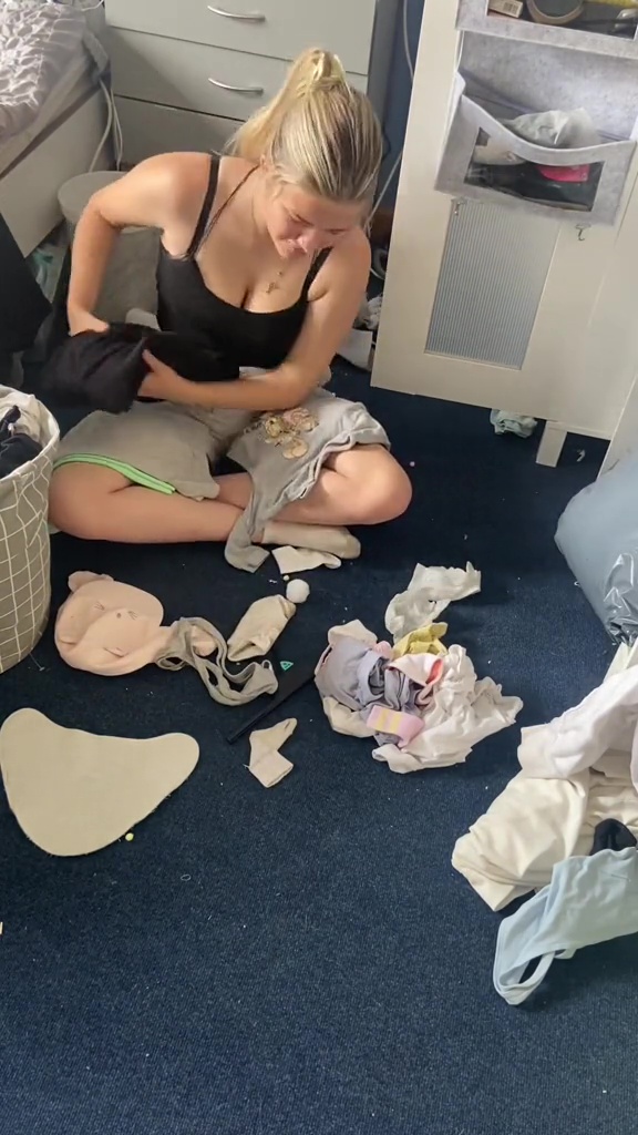 Saffron 17 tuổi vừa làm việc nhà vừa chăm con.