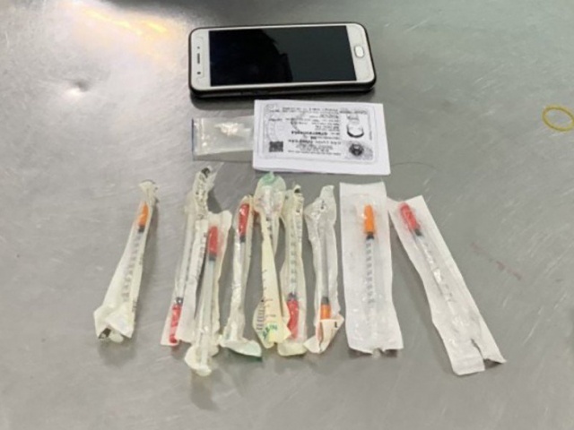 Pháp luật - Công an dẹp điểm hút chích ma túy ở nghĩa trang Bình Hưng Hòa