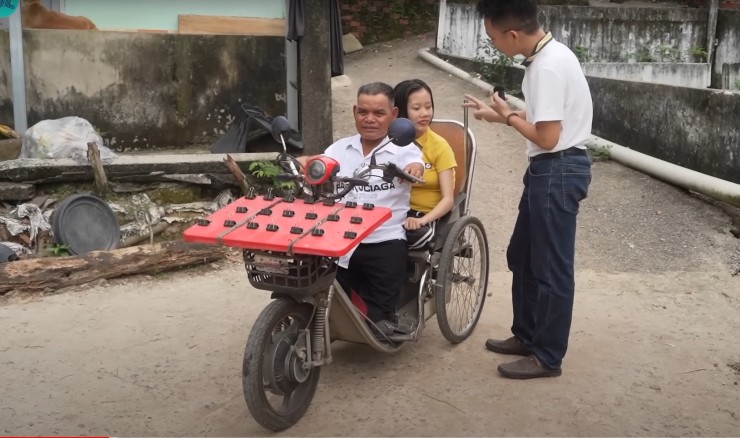 Anh Đạt đi bán vé số trên chiếc xe ba bánh