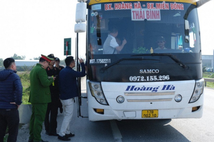 Công an kiểm soát các phương tiện nhằm phát hiện Hoàng và Thành bỏ trốn. Ảnh: CA.