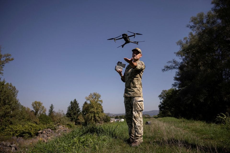 Một lính biên phòng Ukraine sử dụng UAV ở biên giới. Ảnh: Reuters