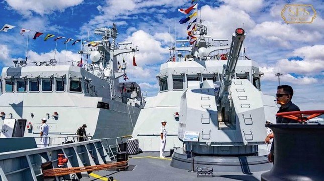 Hai chiến hạm Trung Quốc đến quân cảng Ream của Campuchia. (Ảnh: Bộ QP Campuchia)