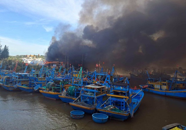 Chiều 7-12, một xưởng đóng tàu thuộc phường Phú Hài, TP Phan Thiết bất ngờ xảy ra vụ cháy hàng loạt tàu cá.