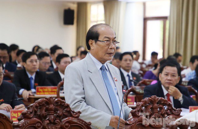 Đại biểu Nguyễn Văn Dũng chất vấn Giám đốc Sở Nội vụ Cần Thơ.