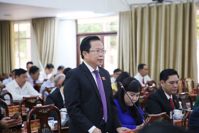 Giám đốc Sở Nội vụ Cần Thơ trả lời chất vấn. Ảnh: Nhật Huy