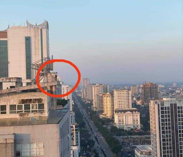 Cô gái trẻ có ý định tự vẫn đứng trên nóc chung cư cao 27 tầng. Ảnh: V. Thanh